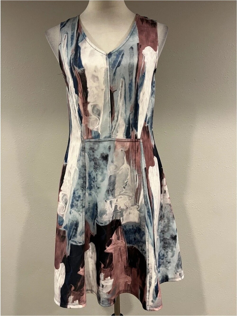 Sleeveless V-Neck Abstract Print Dress in Blue, Mauve & White